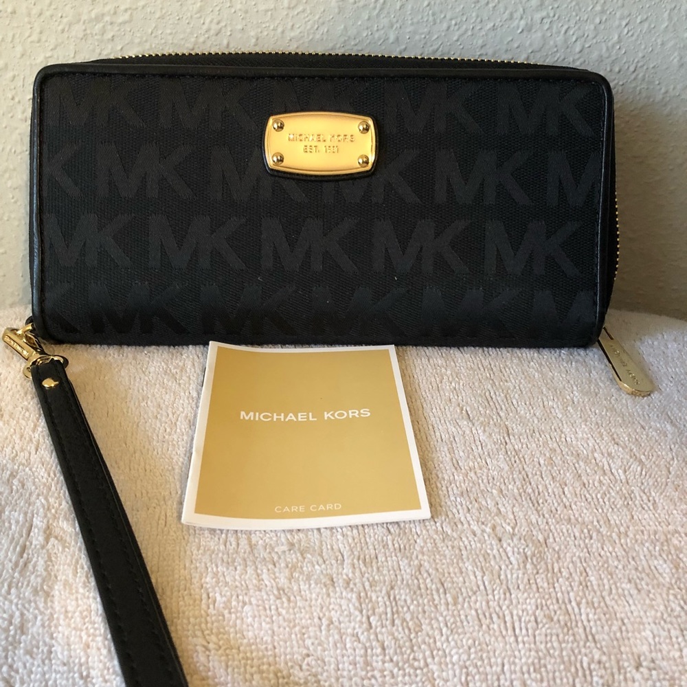 Authentic Michael Kors wallet purse. Brand new